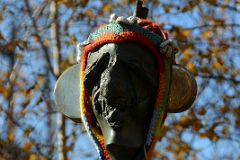 02-3 Alessandro Pessoli Old Singer with Blossoms Sculpture Close Up On New York High Line